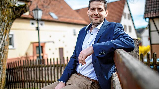 Ryyan Alshebl (Bündnis 90/Die Grünen) sitzt in Ostelsheim auf einer Bank. Alshebl kam als Flüchtling aus Syrien nach Deutschland &ndash; ...