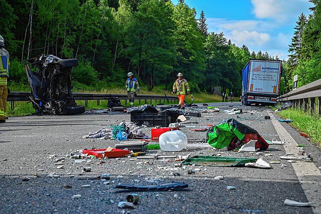 Die Trümmerteile sind über eine längeres Stück der Straße verteilt.