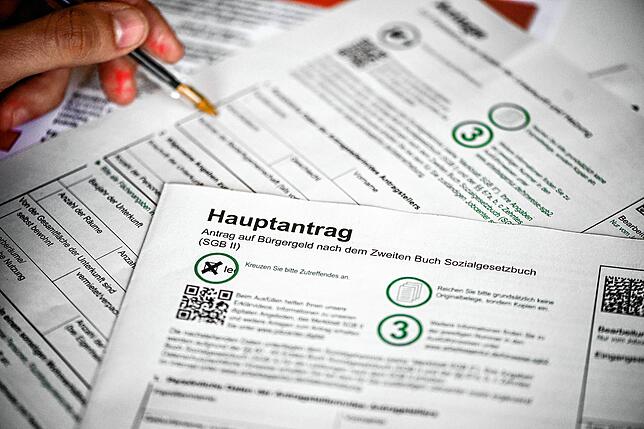 In einem Jobcenter liegt ein Antrag auf Bürgergeld. Die mehr als fünf Millionen Bürgergeld-Empfänger sollen zum 1. Januar 2024 im ...