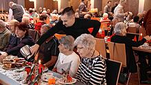 Kaffee und Kuchen servieren Gemeinderatsmitglieder den Schonacher Senioren im Haus des Gastes. Bild: Claudius Eberl