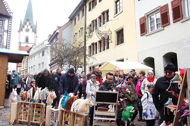Im Jahr 2024 war der Ostermarkt in Engen ein voller Erfolg. Bis zum Nachmittag schoben sich Menschentrauben durch die Gassen der Engener ...