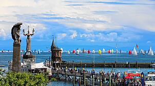 (Archivbild von 2024) Nahezu 100 Segelyachten waren im Konstanzer Trichter bei den Regatten der Internationalen Bodenseewoche im ...