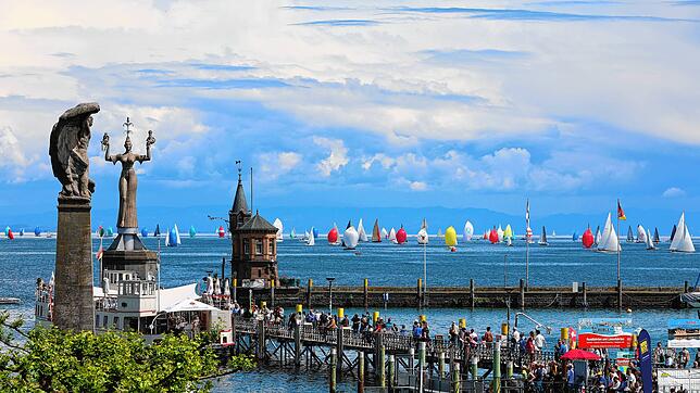 (Archivbild von 2024) Nahezu 100 Segelyachten waren im Konstanzer Trichter bei den Regatten der Internationalen Bodenseewoche im ...