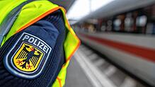 Ein Bundespolizist steht vor einem ICE (Symbolfoto). Die Bundespolizei hat in Basel im Zug einen Mann festgenommen, nach dem achtmal ...