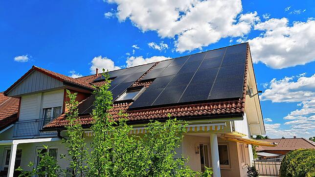 Insgesamt 42 Solarmodule sind auf Heiner Ettweins Dach verbaut.