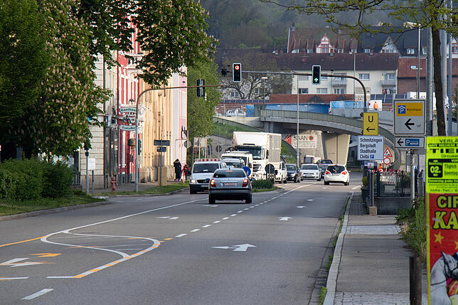 Wer Richtung Schulzentrum und Bergstadt fährt, muss aus Tiengen kommend nach links durch die Bismarckstraße. Die Linksabbiegerspur sowie ...