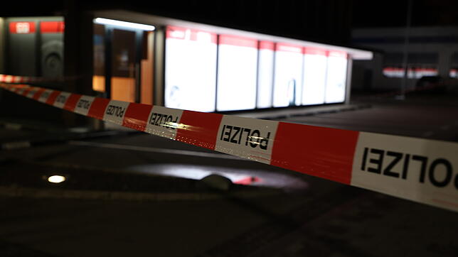Die Polizei hat den Tatort abgesperrt. Vor dem Wettbüro waren bis in den späten Abend hinein Schaulustige und Bekannte der Beteiligten ...