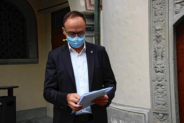 Oberbürgermeister Uli Burchardt führt sich die Petition zu Gemüte.