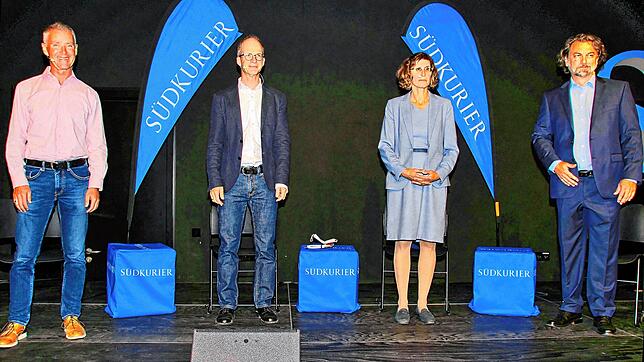 Wer sich die Bürgermeisterkandiaten Birgit Baur und Manfed Härle (links) nochmals im Gespräch mit SÜDKURIER-Redaktionsleiter Stefan ...
