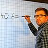 Der 31 Jahre alte Mark Lopes Videira ist Lehrer an der Eichendorffschule in Donaueschingen. Auf diesem Foto nutzt er eine der beiden ...