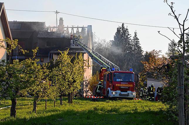 Von der Sonnhalde aus sieht man, dass der Dachstuhl des Reiheneckhauses zu großen Teilen eingebrochen ist.