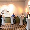 Moderator und Redaktionsleiter Helmar Grupp (von links) erläutert während des SÜDKURIER-Podiums zur Bürgermeisterwahl den Ablauf einer ...