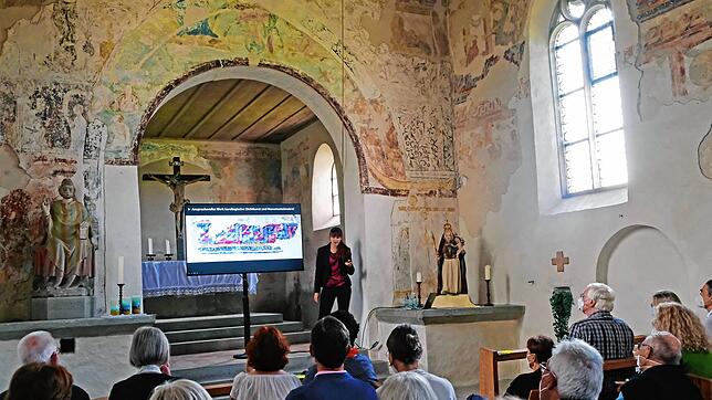 Mehrere kunst- und architekturhistorische Epochen sind an der Ostwand der Kapelle abzulesen. Caroline Schärli stellte deren Geschichte ...
