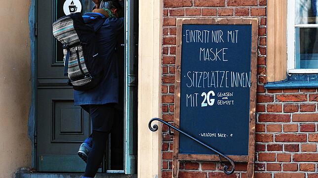 Eine 2G-Regelung wie in diesem Café in Brandenburg gilt mittlerweile in vielen Einrichtungen.