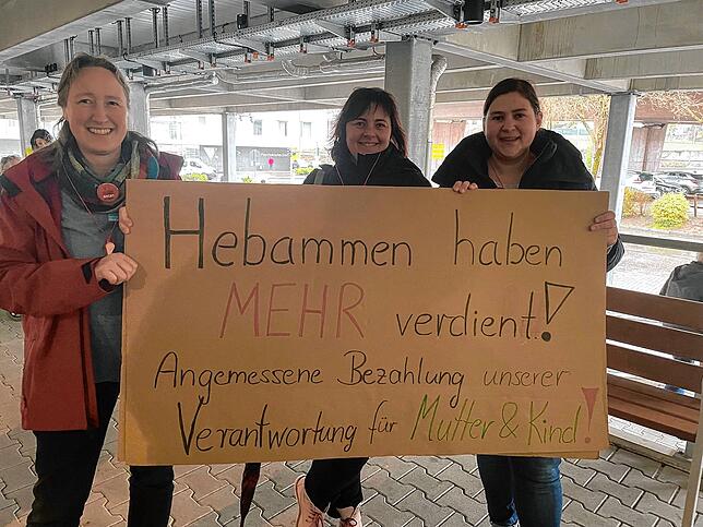 Auch die Hebammen (von links) Gudrun Roemer, Sonja Klasen und Olga Isaak vom Klinikum Hochrhein waren bei der Kundgebung dabei.