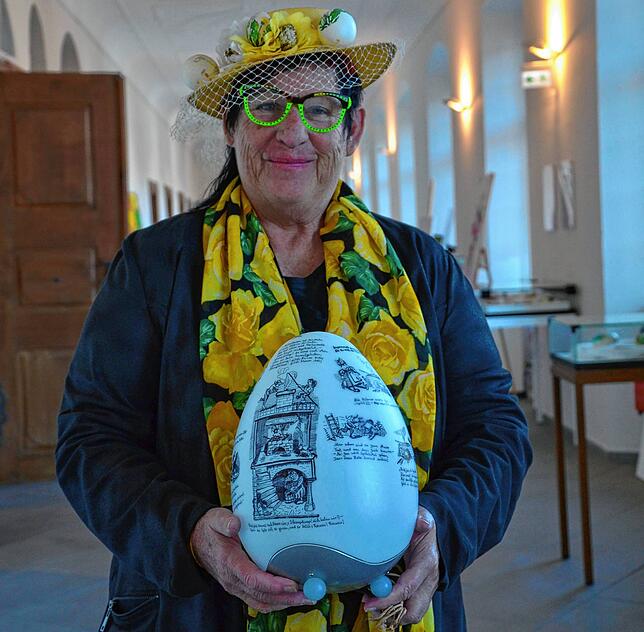 Gudrun Servay-Böttcher mit einer Lampe in Eierform. Mit feinen Strichen brachte sie Szenen und Texte aus Max und Moritz darauf unter.