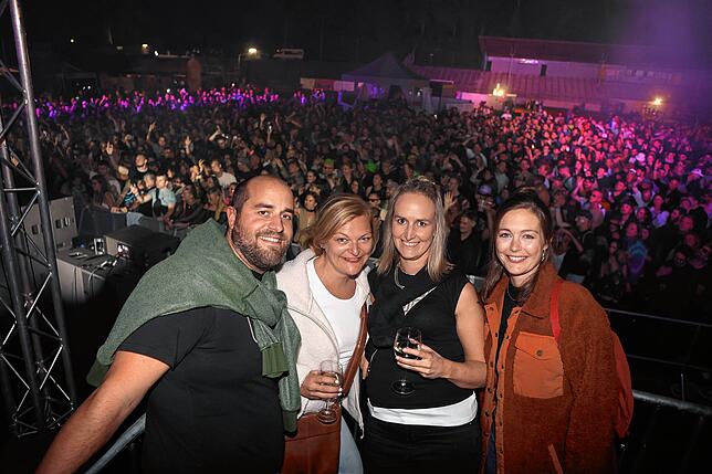 Bild 33: Konstanz: Das Gute-Zeit steigt: Elektro-Musik lockt Besucher ins Bodensee-Stadion
