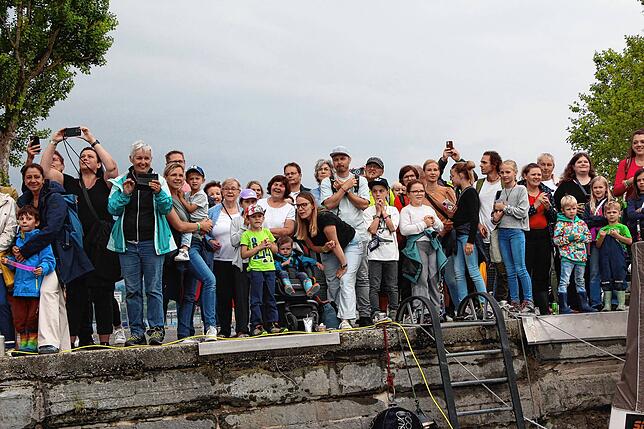 Viele Zuschauer säumten die Ufermauern während der Regatta.