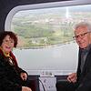 Winfried Kretschmann und seine Frau Gerlinde genießen den Flug im Zeppelin.