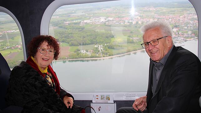 Winfried Kretschmann und seine Frau Gerlinde genießen den Flug im Zeppelin.