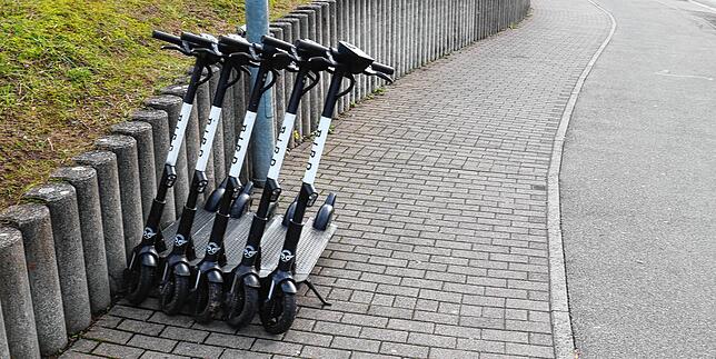 So soll es sein: Ordentlich abgestellte E-Roller auf einer breiten Fläche am Wollmatinger Bahnhof.
