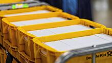 (Symbolbild) Briefe in einem Verteilzentrum der Post. Neben dem Internet nutzen Betrüger auch weiterhin diesen Weg für ihre Maschen.