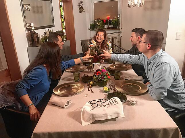 Auf Dein Wohl, liebe Sabine! Die Gäste stoßen am ersten Tag des Perfekten Dinners in Steißlingen mit ihrer Gastgeberin Sabine Schmidt an.