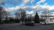 Die Gemeinde Oberteuringen plant, den Franz-Roth-Platz zu sanieren und umzugestalten. Der Neubau der Schule bringt neue Anforderungen ...