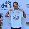 Hallo im Kandertal: Yannick Müller (Mitte) wechselt vom VfR Bad Bellingen zum FC Wittlingen. Bei der Begrüßung freuen sich auch der ...