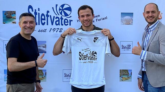 Hallo im Kandertal: Yannick Müller (Mitte) wechselt vom VfR Bad Bellingen zum FC Wittlingen. Bei der Begrüßung freuen sich auch der ...
