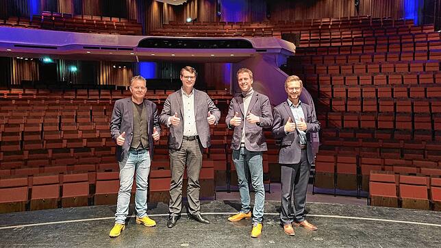 Der Badenweiler Tourismus GmbH-Geschäftsführer Dirk Thom, der Badenweiler Bürgermeister Vincenz Wissler, Gloria-Intendant Jochen Frank ...