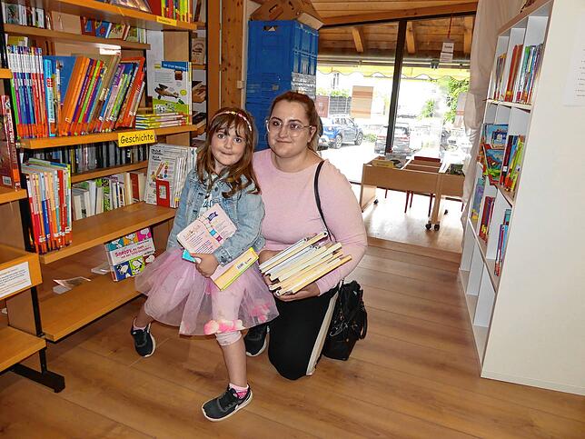 Mit großen Augen sucht sich die dreijährige Leni ganz viele tolle Bilderbücher aus. Mama Sarah hat die Bücherei selbst als Kind und ...