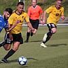 Der St. Georgener Aluan Cheikhi (blaues Trikot) kämpft mit Mauro Guaglianone von der Schwarzwald-Union Schönwald-Schonach um den Ball.