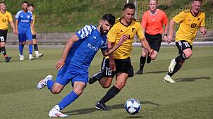 Der St. Georgener Aluan Cheikhi (blaues Trikot) kämpft mit Mauro Guaglianone von der Schwarzwald-Union Schönwald-Schonach um den Ball.