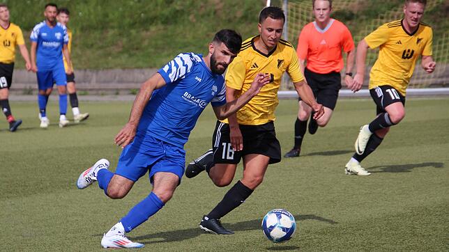 Der St. Georgener Aluan Cheikhi (blaues Trikot) kämpft mit Mauro Guaglianone von der Schwarzwald-Union Schönwald-Schonach um den Ball.