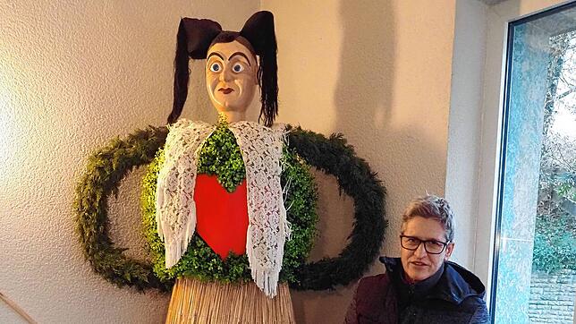Karsaus Ortsvorsteherin Sibylle Jung mit dem Miesme, der im Corona-Jahr 2021 gebaut wurde. Bild: Boris Burkhardt