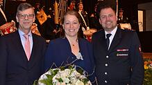 Lob und Dank für Daniel Kneule (rechts): Bürgermeister Georg Riedmann (links) verabschiedete den ehemaligen Kommandanten der Feuerwehr ...