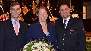 Lob und Dank für Daniel Kneule (rechts): Bürgermeister Georg Riedmann (links) verabschiedete den ehemaligen Kommandanten der Feuerwehr ...