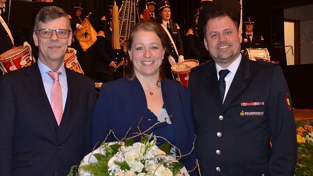 Lob und Dank für Daniel Kneule (rechts): Bürgermeister Georg Riedmann (links) verabschiedete den ehemaligen Kommandanten der Feuerwehr ...