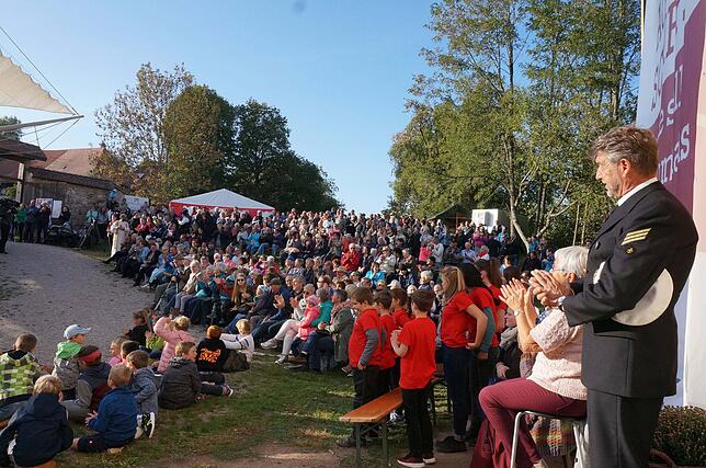 Bild 3: Der Theaterverein "Zeitschleuse“ hatte für eine Schiffstaufe der besonderen Art ins Kloster in Riedern am Wald eingeladen