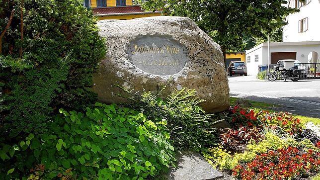 Offensichtlich ist die Bedeutung des historischen Ortes im Stadtteil Paradies mit dem Hussenstein nicht.