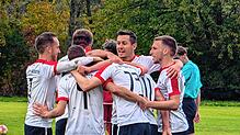 Die Mannschaft des FC Bodman-Ludwigshafen bejubelt den 3:1-Erfolg gegen die SG Reichenau.