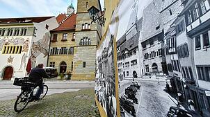 Das Rathaus von Überlingen heute und früher. Das an einer Hauswand befestigte Bild rechts zeigt eine Lauterwasser-Aufnahme aus der ...