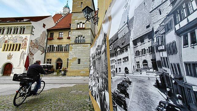 Das Rathaus von Überlingen heute und früher. Das an einer Hauswand befestigte Bild rechts zeigt eine Lauterwasser-Aufnahme aus der ...
