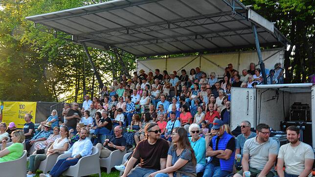 Bei traumhaftem Wetter am Salinensee warten die Leute mit Freunden und Familie schon freudig auf die erste beginnende Vorstellung der ...