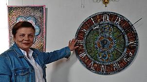 Maryna Kramar und ihr persönlichstes Werk „Als die Zeit stehenblieb“ zum Andenken an ihren Mann. Foto: Christiane Sahli