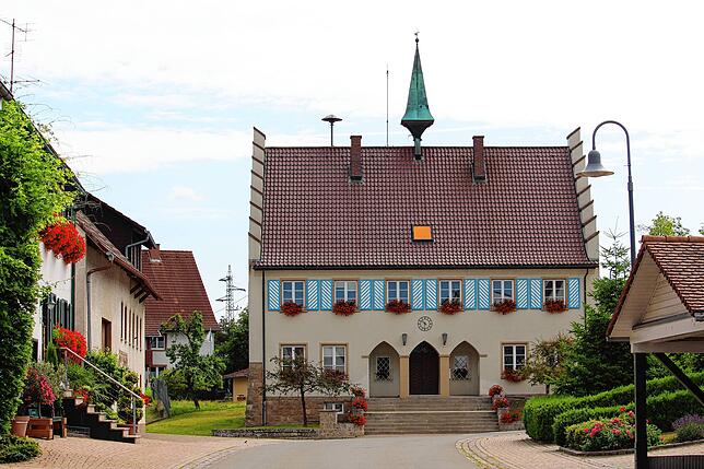 Verwaltungssitz Rathaus Ewattingen mit Blumen.