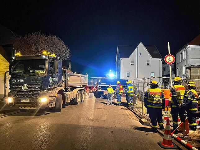 Anfang März 2023 musste die Baugrube in einem nächtlichen Notfall-Einsatz abgesichert werden.