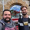 Die SÜDKURIER-Redakteure Timm Lechler (links) und Simon Conrads testen das Mittagsangebot im „Sol“ in Petershausen.