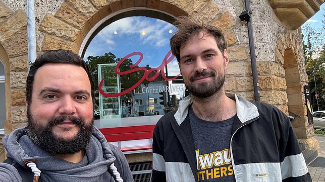 Die SÜDKURIER-Redakteure Timm Lechler (links) und Simon Conrads testen das Mittagsangebot im „Sol“ in Petershausen.